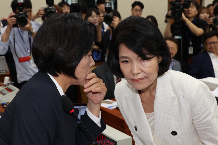 더불어민주당 소속 최민희 과학기술정보방송통신위원장이 24일 국회 과학기술정보방송통신위원회에서 열린 인사청문회에서 이진숙 방통위원장 후보자에게 귀엣말을 하고 있다.  최 위원장은 선서문을 전달한 뒤 인사하지 않고 자리로 돌아가려는 이 후보자를 다시 불러 귀에 대고 “저와 싸우려 하시면 안 된다”고 속삭였다.  2024.7.24. 연합뉴스