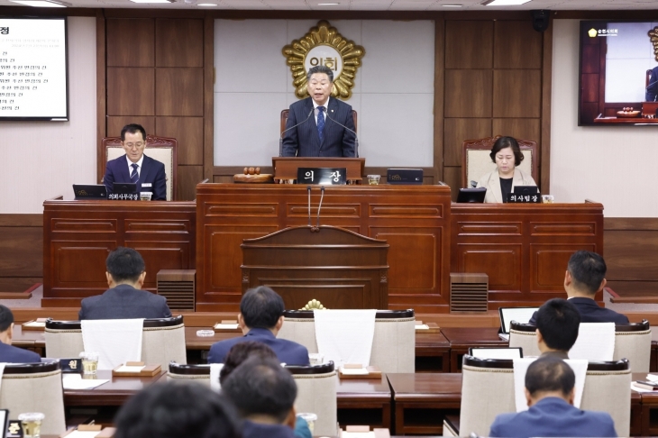 강형구 순천시의장이 본회의장에서 발언하고 있다.