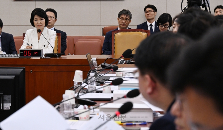 이진숙 방송통신위원장 후보자가 24일 국회에서 열린 인사청문회에서 의원 질의에 답하고 있다. 안주영 전문기자