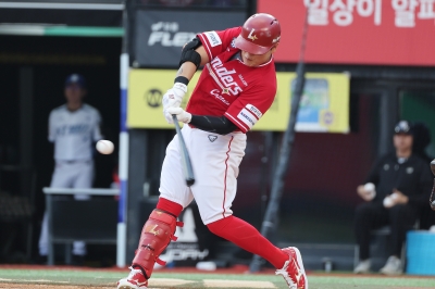 추신수, KBO 사상 최고령 안타…‘42세 11일’에 2루타