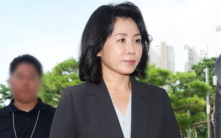 공직선거법 위반 혐의로 재판에 넘겨진 더불어민주당 이재명 전 대표의 배우자 김혜경씨가 25일 오전 경기도 수원시 영통구 수원지방법원에서 열리는 공판에 출석하고 있다. 연합뉴스