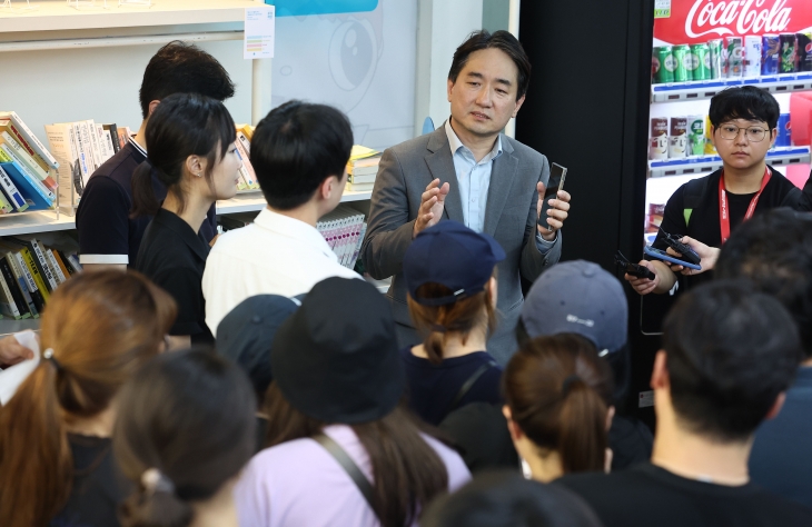 류화현 위메프 대표이사가 25일 새벽 서울 강남구 위메프 본사에서 정산 지연 사태로 상품을 환불받으려는 고객들을 응대하고 있다. 2024.7.25 연합뉴스