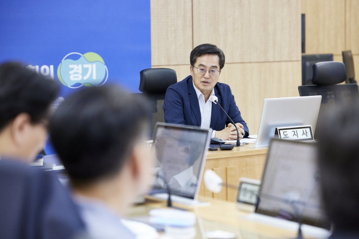 25일 김동연 경기도지사가 ‘화성 공장화재 종합보고서 제작 관련 자문위원 및 추진단 연석회의’를 주재하고 있다. (경기도 제공)