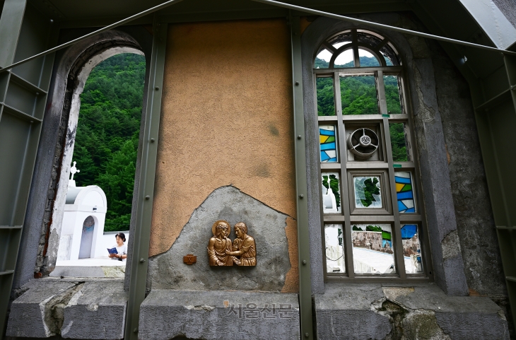 ‘기도의 벽’ 뒷면 모습. 화재 때 그을린 흔적을 고스란히 남겨 두고 보강재만 덧댔다.