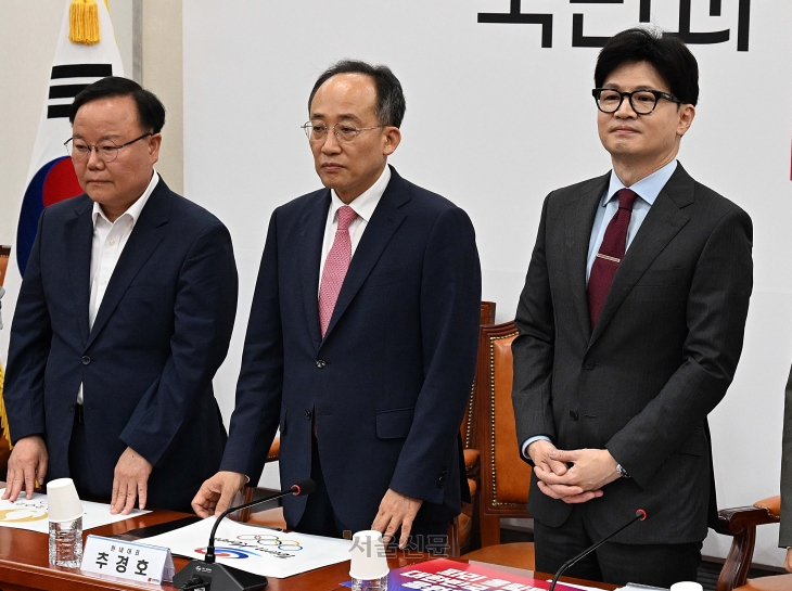 국민의힘 한동훈(오른쪽부터) 신임 당대표, 추경호 원내대표, 김재원 최고위원이 25일 국회에서 진행된 최고위원회의 시작을 기다리고 있다. 국민의힘 지도부 선출 이후 첫 회의다. 오장환 기자