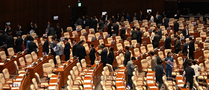 더불어민주당 의원들이 25일 서울 여의도 국회에서 열린 본회의에서 채해병 특검법(순직 해병 수사 방해 및 사건 은폐 등의 진상규명을 위한 특별검사의 임명 등에 관한 법률안) 재의의 건이 부결되자 퇴장하고 있다. 2024.7.25 오장환 기자