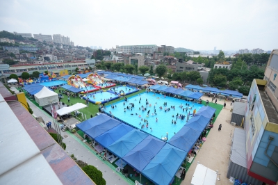 “더위 잊고 여름방학 보내요” 물놀이장 변신한 동네 공원·학교[생생우동]