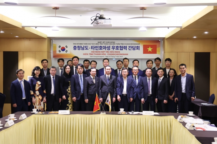 전형식 정무부지사와 도 민 뚜언(Do Minh Tuan) 타인호아성장 등이 경제 등 교류협력 방안 논의에 앞서 기념촬영을 하고 있다. 도 제공