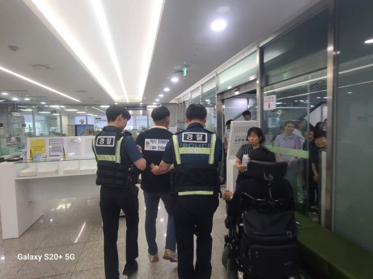 성북구청이 지난 24일 민원 담당 공무원의 악성 민원 대비 모의훈련을 하고 있다.   성북구 제공