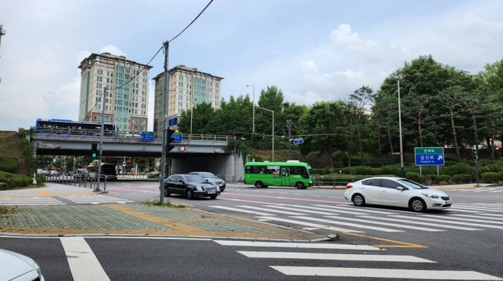 가드레일 설치, 반사경 각도 조정, 보행신호 개선이 이뤄진 연희IC 전경