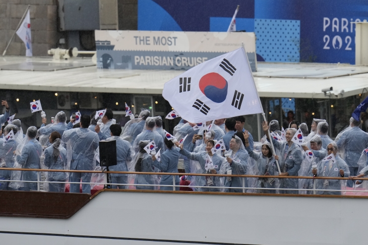 26일(현지시간) 프랑스 파리에서 열린 2024 파리 올림픽 개막식에서 대한민국 선수단이 배를 타고 입장하고 있다. AP 연합뉴스