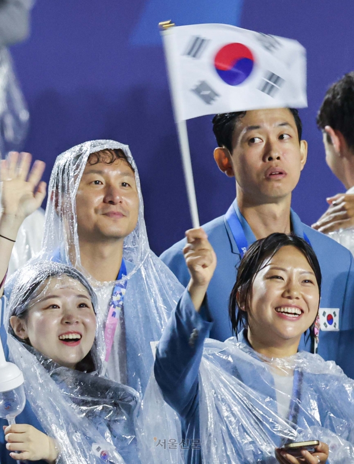 태극기 흔드는 한국선수단