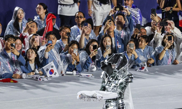 한국 국가대표 선수단이 27일(한국시간) 프랑스 파리 트로카데로 광장에서 열린 2024 파리올림픽 개회식에서 사진을 찍고 있다. 파리 박지환 기자