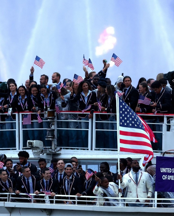 개회식에서 한국을 북한으로 소개하는 결례를 범한 2024 파리 올림픽 조직위원회가 이번엔 선수단 사진으로 한국 국민의 악감정을 자극했다. 조직위는 개회식 다음 날인 27일 공식 소셜미디어(SNS)에 센강을 따라 배를 타고 수상 행진한 각국 선수단 사진을 게재했다. 조직위는 총 206개국 가운데 31개국 선수단 사진을 공개하면서 유일하게 한국 선수단 사진만 ‘B컷’ 수준의 질 낮은 사진을 선정했다. 위 사진은 미국 선수단 사진. 2024.7.27 조직위 인스타그램