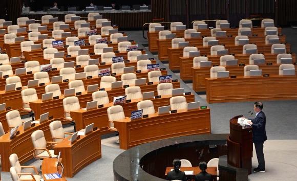 ‘그들만의 말잔치’ 필리버스터, 본회의장 텅텅…이준석도 데뷔전