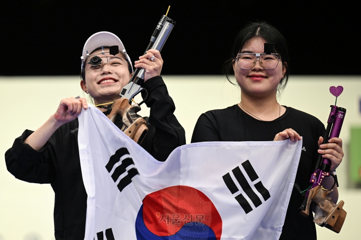 한국 사격 대표팀 김예지(왼쪽)와 오예진이 28일(한국시간) 프랑스 샤토루 슈팅센터에서 열린 2024 파리올림픽 사격 공기권총 10m 여자 결선에서 각각 은메달과 금메달을 따낸 뒤 태극기를 들고 기념 촬영을 하고 있다. 한국 사격 선수가 올림픽에서 시상대에 함께 오른 것은 2012년 런던 대회 진종오·최영래 이후 12년 만이다. 샤토루 박지환 기자