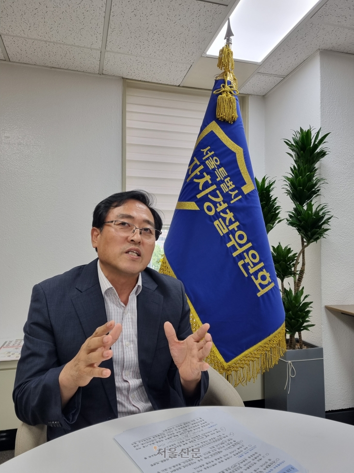 이용표 서울시 자치경찰위원장이 28일 집무실에서 서울신문과 인터뷰하고 있다.