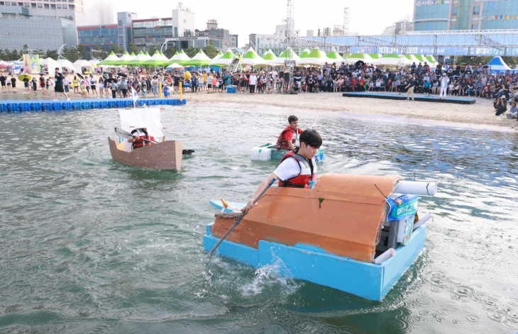 울산 동구 일산해수욕장에서 지난 20일 열린 ‘기발한 배 콘테스트’에서 참가자들이 레이스를 펼치고 있다. 울산 동구 제공