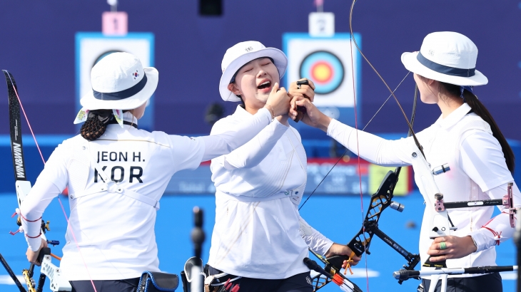 28일(현지시간) 프랑스 파리 레쟁발리드에서 열린 2024 파리올림픽 양궁 여자단체 중국과의 결승에서 승리한 한국 임시현, 전훈영, 남수현 선수들이 환호하고 있다. 2024.7.29. 파리 박지환 기자