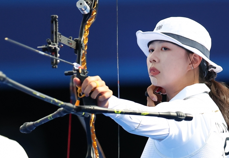 한국 양궁 국가대표 임시현이 29일(한국시간) 프랑스 파리 레쟁발리드에서 열린 2024 파리올림픽 여자 단체전 중국과의 결승전에서 활을 쏘고 있다. 파리 연합뉴스