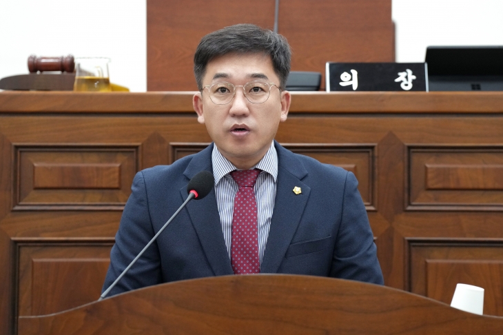 제332회 하남시의회 임시회 제1차 자치행정위원회 회의에서 임희도 의원이 발의한 조례안에 대해 제안 설명을 하고 있다.