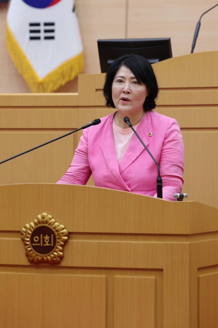 윤명희 전남도의회 경제관광문화위원장이 왕우렁이 농법 재검토와 근본적인 대책 마련을 촉구하고 있다.