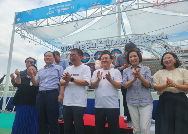 서울광화문 광장에 개장한  ‘2024년 서울썸머비치 개장식한 참석한 이종환 부의장(앞줄 오른쪽에서 세 번째)