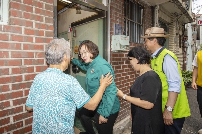 폭염 속 동자동 쪽방촌 찾은 박희영 용산구청장... “에어컨 트세요, 구가 지원하겠습니다”