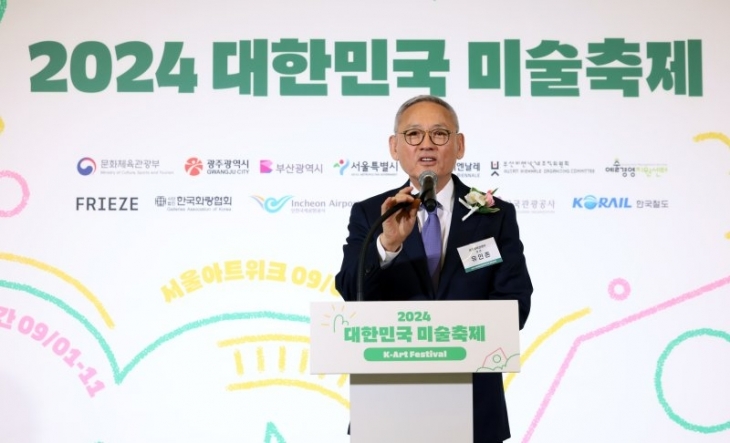 유인촌 문화체육관광부 장관이 지난 4월 22일 서울 종로구 국립현대미술관 서울관에서 열린 ‘2024년 대한민국 미술축제’ 추진 공동선언문 발표하고 있다. 문화체육관광부 제공