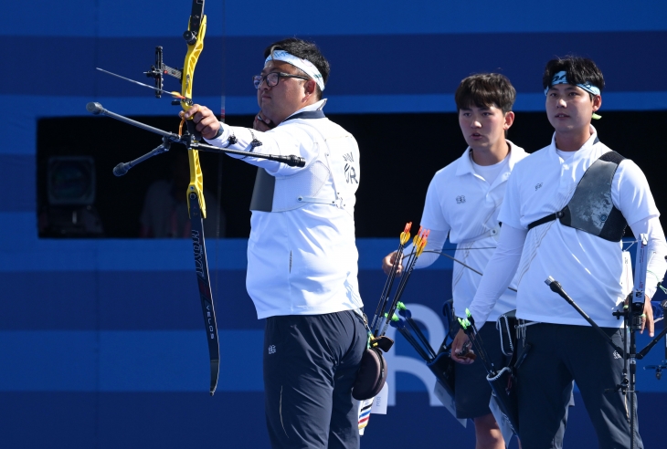 한국 양궁 국가대표 김우진이 30일(한국시간) 프랑스 파리 레쟁발리드에서 열린 2024 파리올림픽 남자 단체전 프랑스와의 결승에서 활시위를 당기고 있다. 파리 박지환 기자