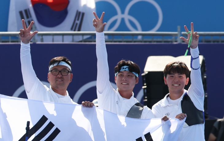 한국 양궁 국가대표 김우진, 이우석, 김제덕이 30일(한국시간) 프랑스 파리 레쟁발리드에서 열린 2024 파리올림픽 남자 단체전 프랑스와의 결승에서 5-1로 승리한 뒤 올림픽 3연패를 의미하는 손가락 3개를 펼치고 있다. 파리 박지환 기자