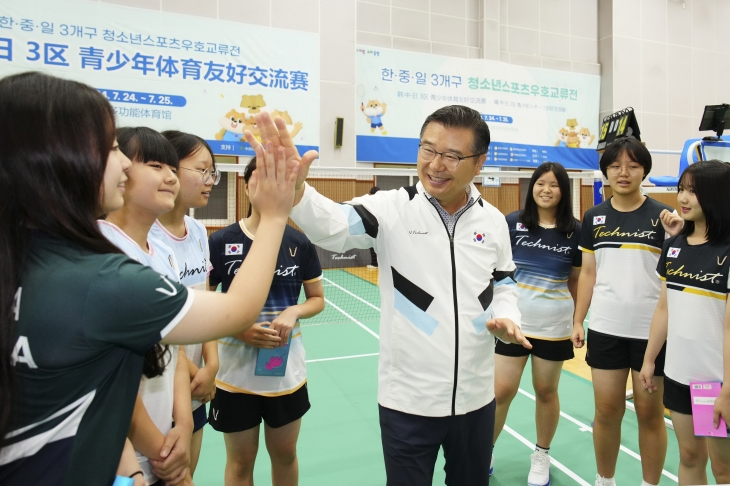 류경기(가운데) 서울 중랑구청장이 한중일 3개 구 청소년 스포츠 우호교류전이 열린 지난 24일 묵동다목적체육관에서 선수들과 하이파이브를 하고 있다. 중랑구 제공