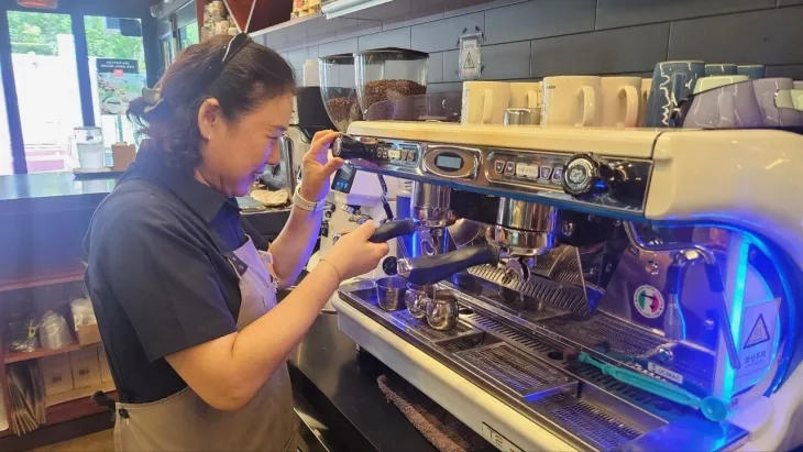 서울 성동구 ‘성동미래일자리주식회사’를 통해 채용된 어르신 바리스타가 카페에서 커피를 만들고 있다. 성동구 제공