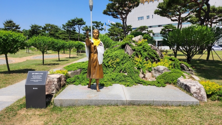 광주광역시청 광장 시민숲에 조성된 ‘평화의 소녀상’. 광주광역시 제공