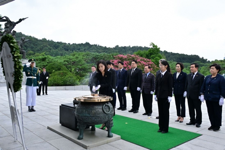 분향하는 최호정 의장