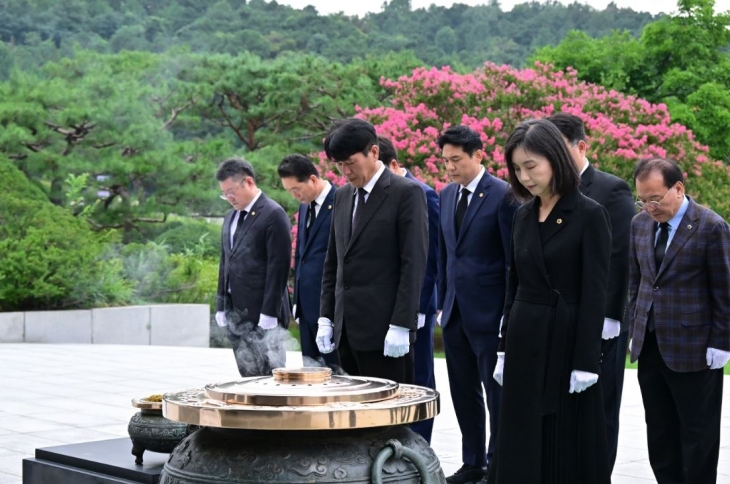 묵념중인 최호정 의장