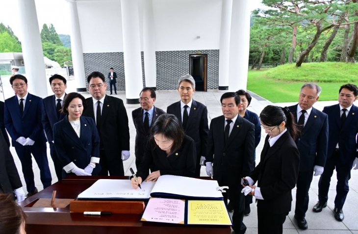 방명록 작성 중인 최호정 의장