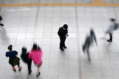 ‘스몸비’ 문자·영상 보다가 쾅…음주운전보다 위험한 ‘폰 보며 운전’