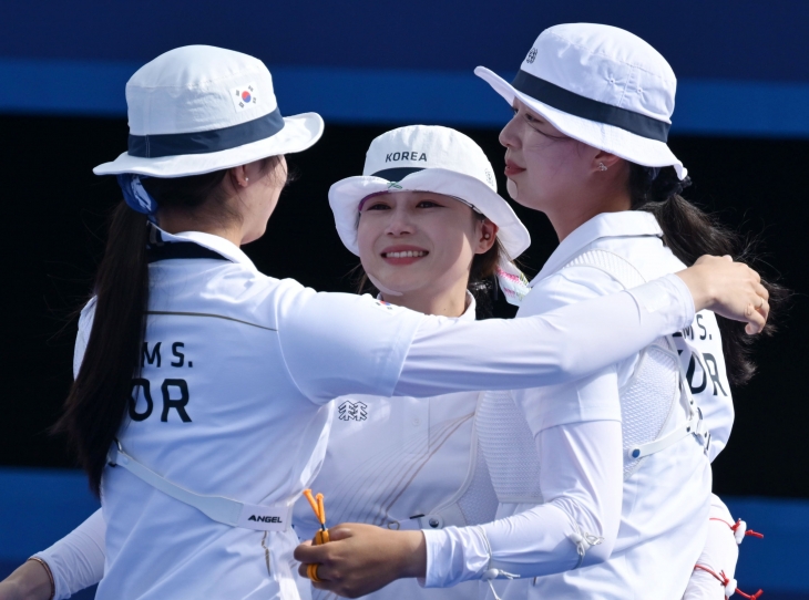 남수현(왼쪽부터), 전훈영, 임시현 등 한국 양궁 국가대표 여자 단체팀이 29일(한국시간) 프랑스 파리 레쟁발리드 경기장에서 열린 2024 파리올림픽 여 단체전 결승 중국과의 경기에서 승리하고 금메달을 확정한 뒤 얼싸안고 기뻐하고 있다. 파리 박지환 기자