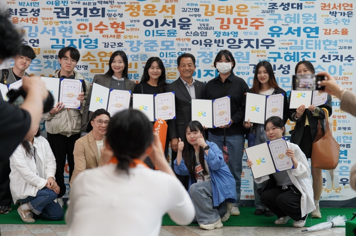 지난 4월 수원시청소년청년재단 청년네트워크 단원으로 위촉된 청년들이 기념촬영을 하고 있다. 수원시 제공