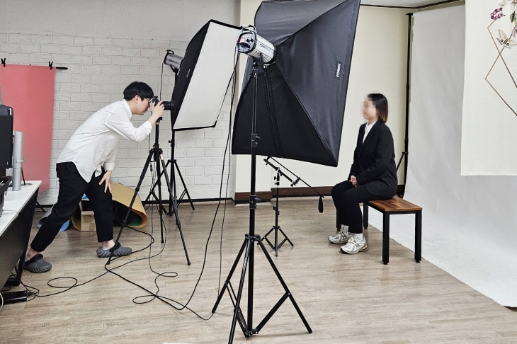 수원시청소년청년재단의 청년도전 지원사업 프로그램 중 취업역량 강화를 위한 면접사진 촬영이 진행되고 있다. 수원시 제공