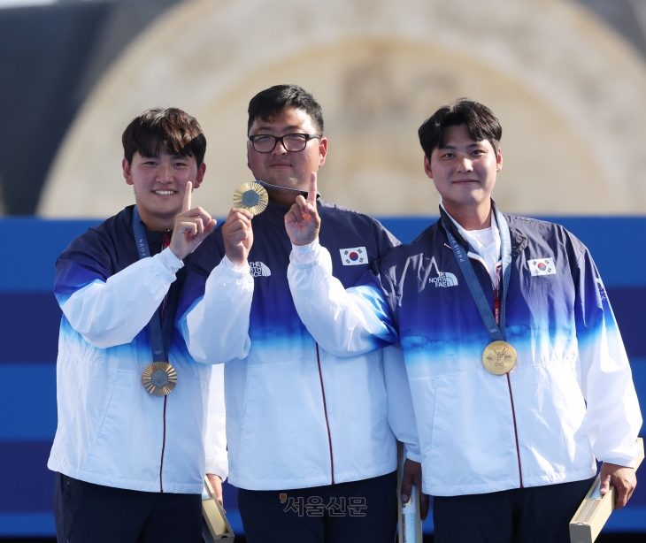 한국 양궁 국가대표 김제덕(왼쪽부터), 김우진, 이우석이 30일(한국시간) 프랑스 파리 레쟁발리드에서 열린 2024 파리올림픽 양궁 남자 단체전 결승전에서 올림픽 3연패를 확정한 뒤 포즈를 취하고 있다. 파리 박지환 기자