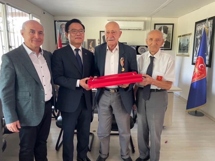 충남 천안시 김석필 부시장이 튀르키예 한국전 참전용사를 찾아 위문하고 있다. 시 제공