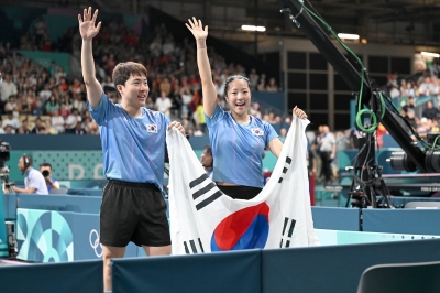 중국 관중 “짜요”도 막지 못한 신유빈-임종훈…한국 탁구 12년 만에 값진 동메달