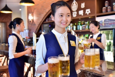 [포토] 최고인기 평양 림흥거리 ‘화성대동강맥주집’