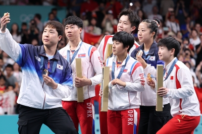 한국의 셀카 제안, 북한 “별 느낌 없었다”…8년 만에 같은 시상대 오른 남북