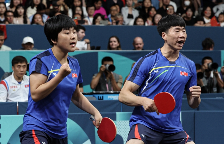 북한 리정식-김금영이 30일(한국시간) 프랑스 파리 사우스 파리 아레나 4에서 열린 2024 파리올림픽 탁구 혼합복식 결승 세계랭킹 1위 왕추친-쑨잉사(중국)와의 경기에서 득점하고 주먹을 불끈 쥐고 있다. 파리 뉴스1