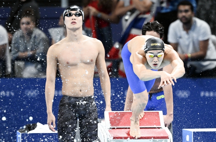 한국 수영 국가대표 김우민이 31일(한국시간) 프랑스 파리 라데팡스 수영장에서 열린 2024 파리올림픽 남자 계영 800ｍ 결선에서 입수하고 있다. 파리올림픽사진공동취재단