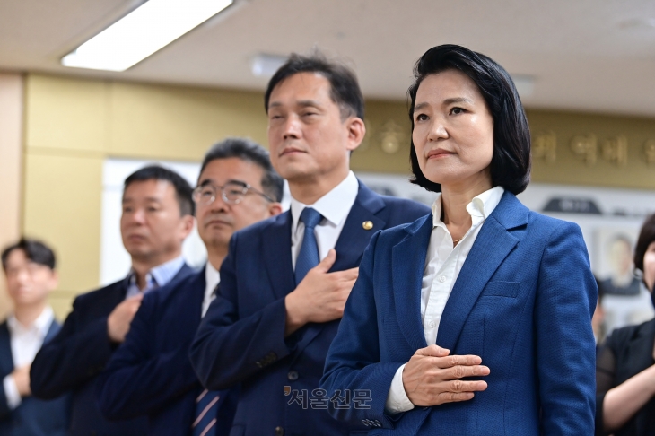 이진숙 신임 방송통신위원장(오른쪽)과 김태규 상임위원이 31일 오전 정부과천청사에서 열린 취임식에서 국기에 대한 경례를 하고 있다. 2024.7.31  도준석 전문기자