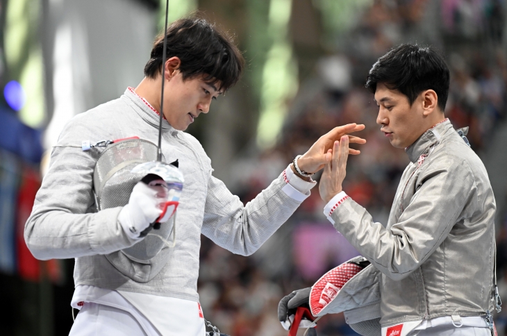 한국 펜싱 국가대표 오상욱과 구본길이 31일(한국시간) 프랑스 파리 그랑팔레에서 열린 2024 파리올림픽 펜싱 남자 사브르 단체전 프랑스와의 준결승에서 교체하고 있다. 파리올림픽사진공동취재단